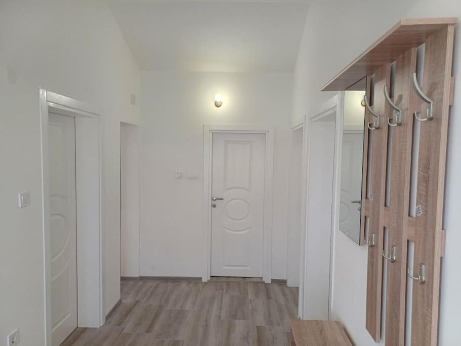 Cozy, Fully Equipped, Free Parking&Wifi, Quiet, 2Bd Apartment Podgoriţa Exterior foto